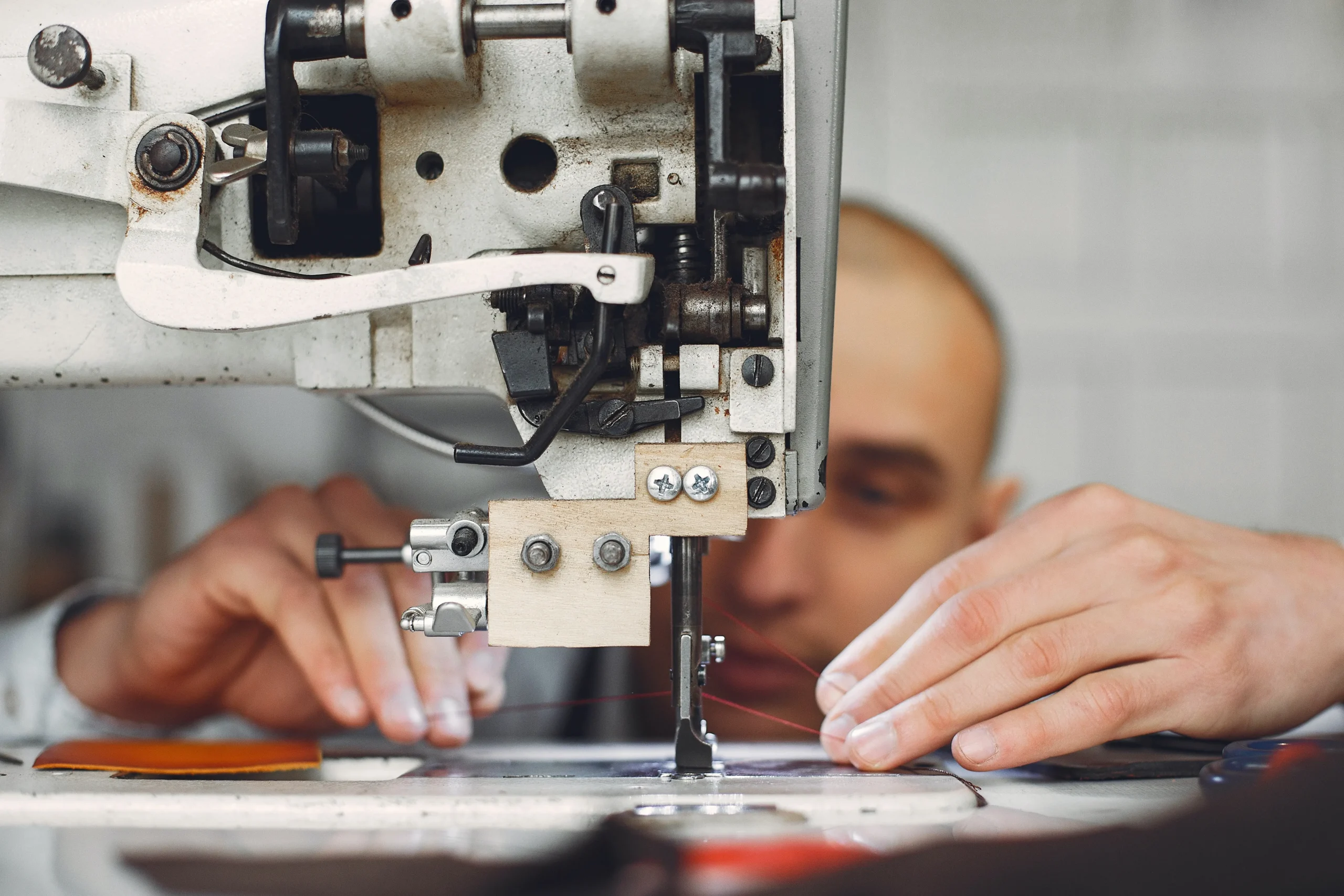 Ventajas de una maquina de coser industrial en tu negocio